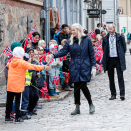 Kronprinsparet på vandring i Gamlebyen i Fredrikstad. Foto: Berit Roald / NTB